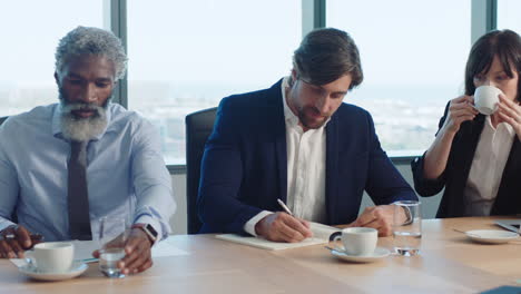 gente de negocios corporativos reuniéndose en la sala de juntas haciendo lluvia de ideas colegas discutiendo estrategia compartiendo problemas resolviendo ideas colaborando en la oficina 4k