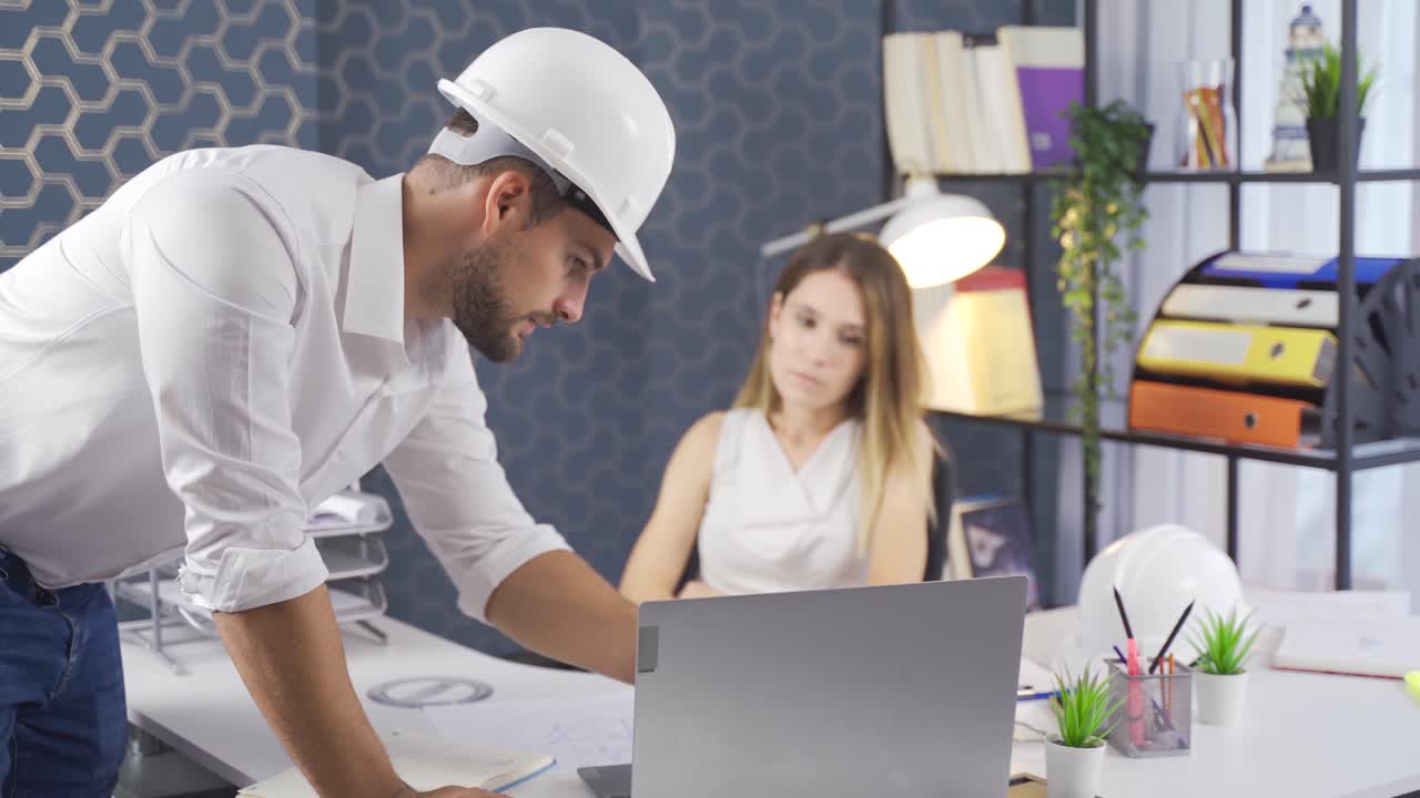 el arquitecto presenta su proyecto y dibujo.