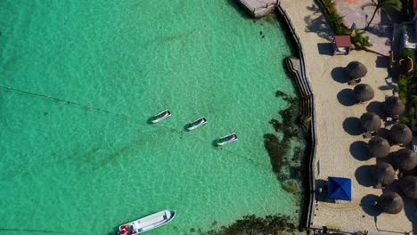 Tauchen-Sie-Ein-In-Die-Tropische-Schönheit-Von-Cancun,-Mexiko,-Während-Boote-Friedlich-An-Der-Atemberaubenden-Küste-Anlegen