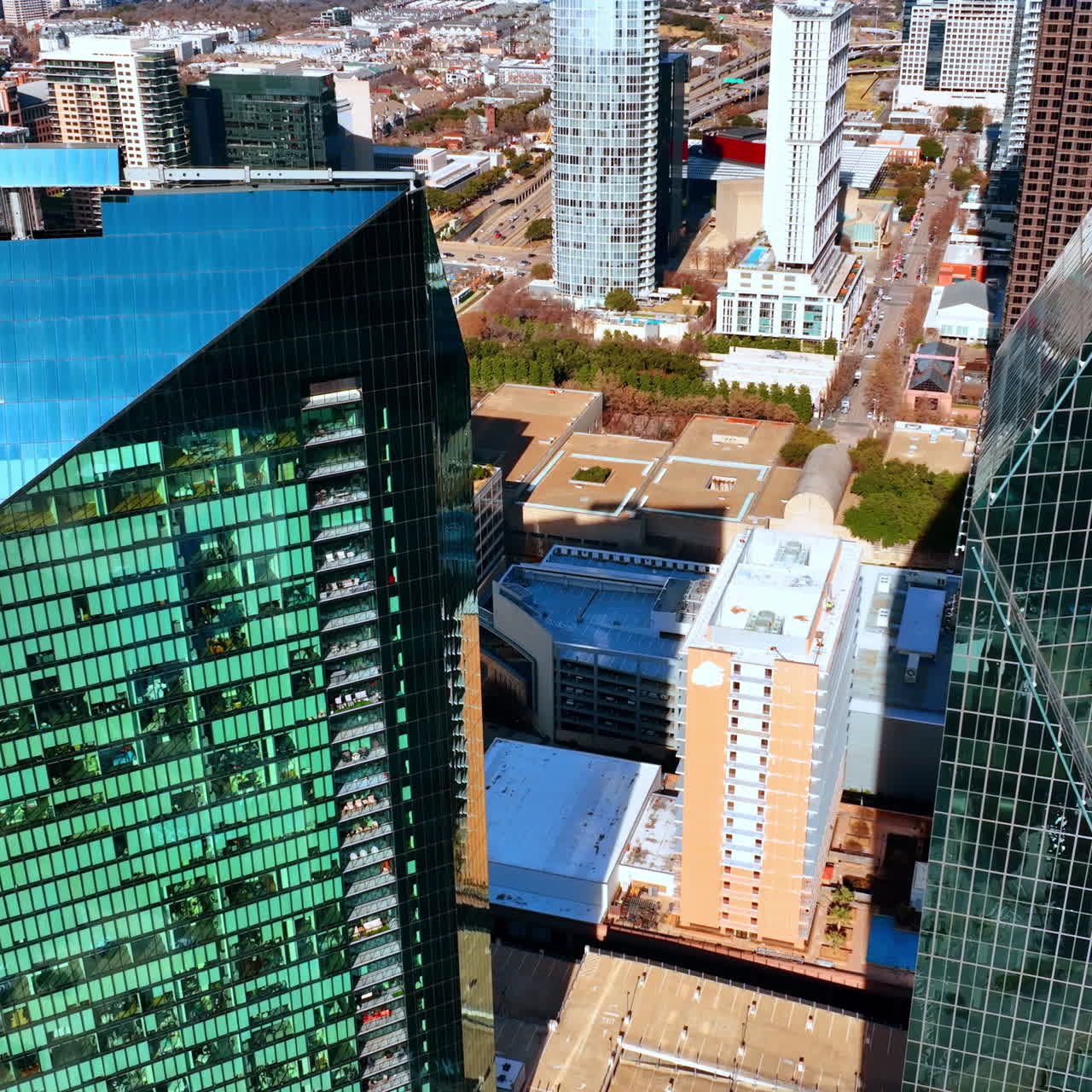 Topos espelhados de arranha-céus refletindo a luz do sol. Arquitetura de edifícios altos de Dallas, Texas, EUA.