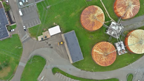 vista panorámica aérea de tanques redondos de sedimentación con instalaciones de tratamiento de agua, instalaciones de tratamento de aguas residuales
