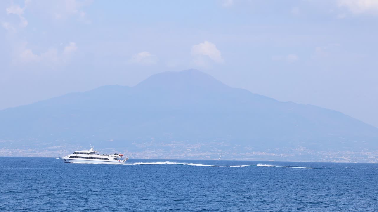 나폴리 의 베수비우스 산 을 지나가는 배