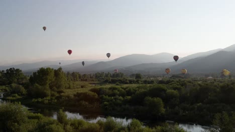 Imágenes-Aéreas-De-Drones-De-4k-Del-Festival-Anual-De-Globos-Aerostáticos-De-Steamboat-Springs-En-Colorado-Sobre-El-Valle-Del-Río-Yampa