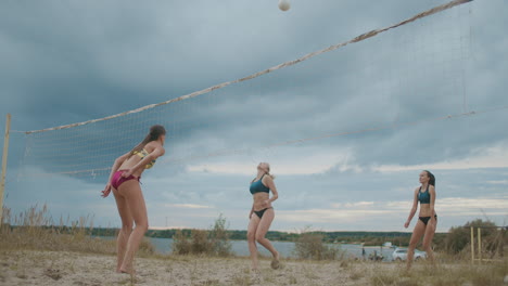 Professionelle-Beachvolleyballspielerinnen-Spielen-Auf-Offenem-Sandplatz-Bei-Sommerferien-Zeitlupenaufnahmen