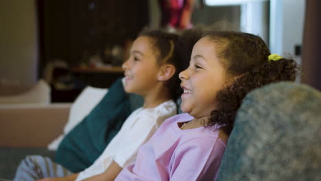 kinder sehen sich zu hause einen film an.