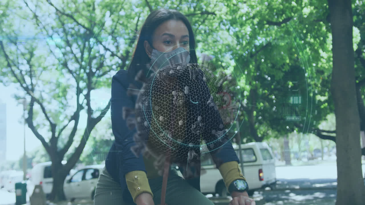 코로나19 을 스캔한 여성이 마스크를 쓰고 거리에서 자전거를 타고 있다.