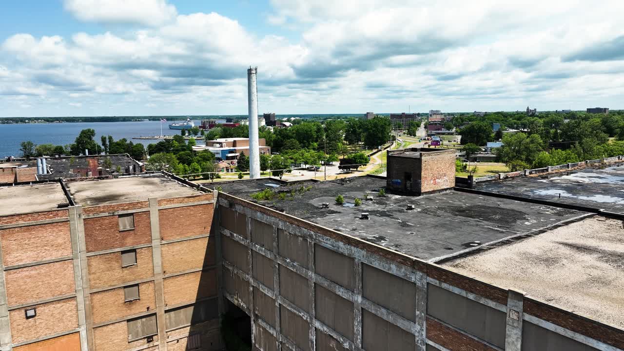 el centro de muskegon visto desde arriba de una vieja fábrica