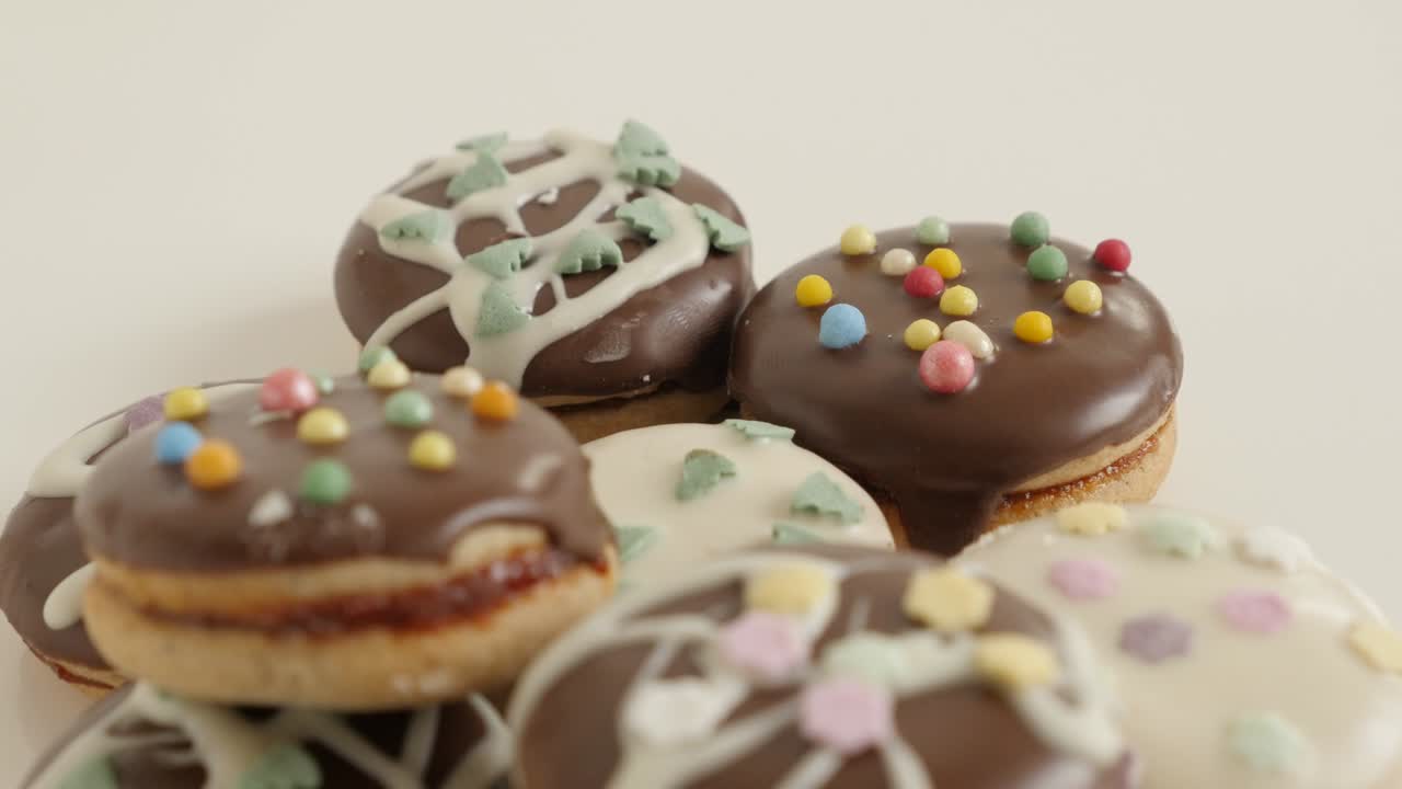 un montón de té relleno de mermelada en una pila de primer plano 4k