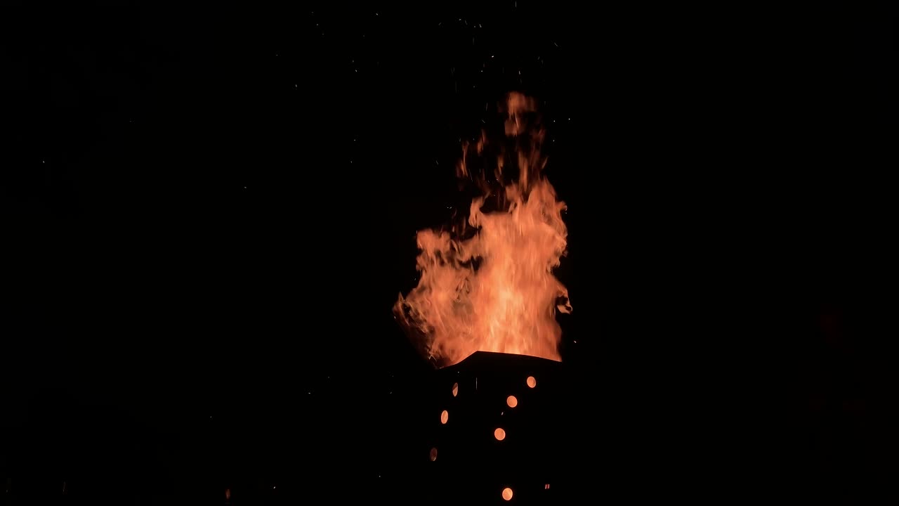 cerca de un fuego brillante en la chimenea, al aire libre por la noche en tiempo real
