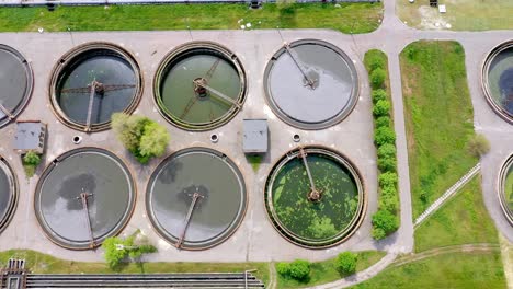 fotografía aérea de una planta de tratamiento de aguas residuales y el horizonte lejano. concepto de procesamiento de residuos de una gran ciudad