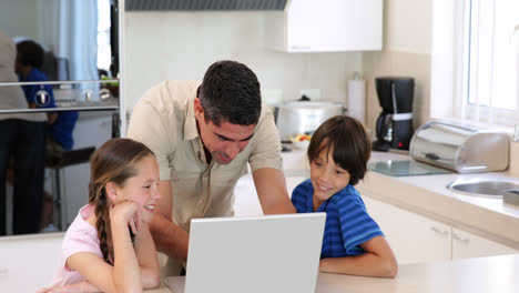 Padre-Usando-La-Computadora-Portátil-Con-Sus-Hijos