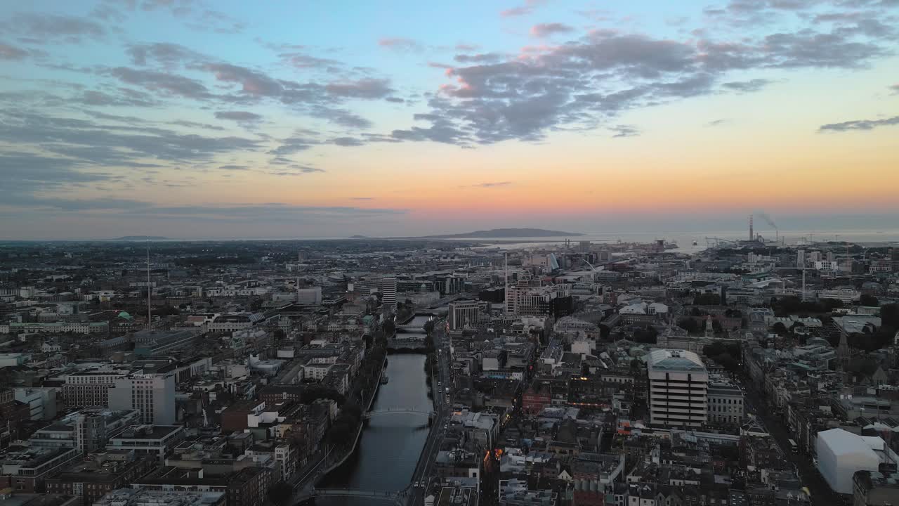 Colori mozzafiato al tramonto a Dublino, riprese drone 4K.