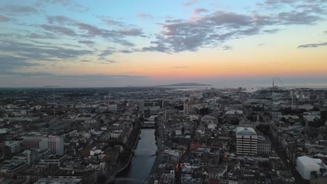 Colores-Impresionantes-Al-Atardecer-En-Imágenes-De-4k-De-Drones-De-Dublín