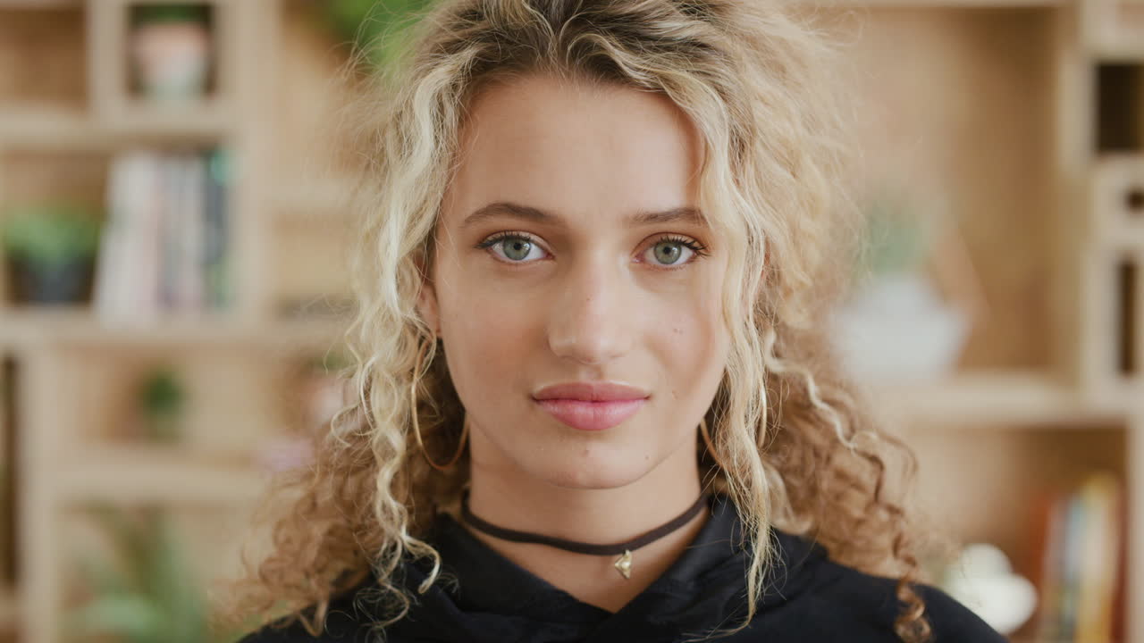 mujer, cara y puesta en marcha en la oficina para la visión