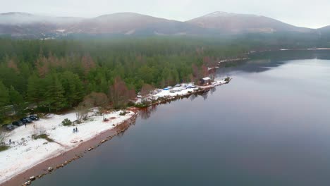 barcos de vela en remolques cubiertos durante el frío clima invernal en las orillas del lago