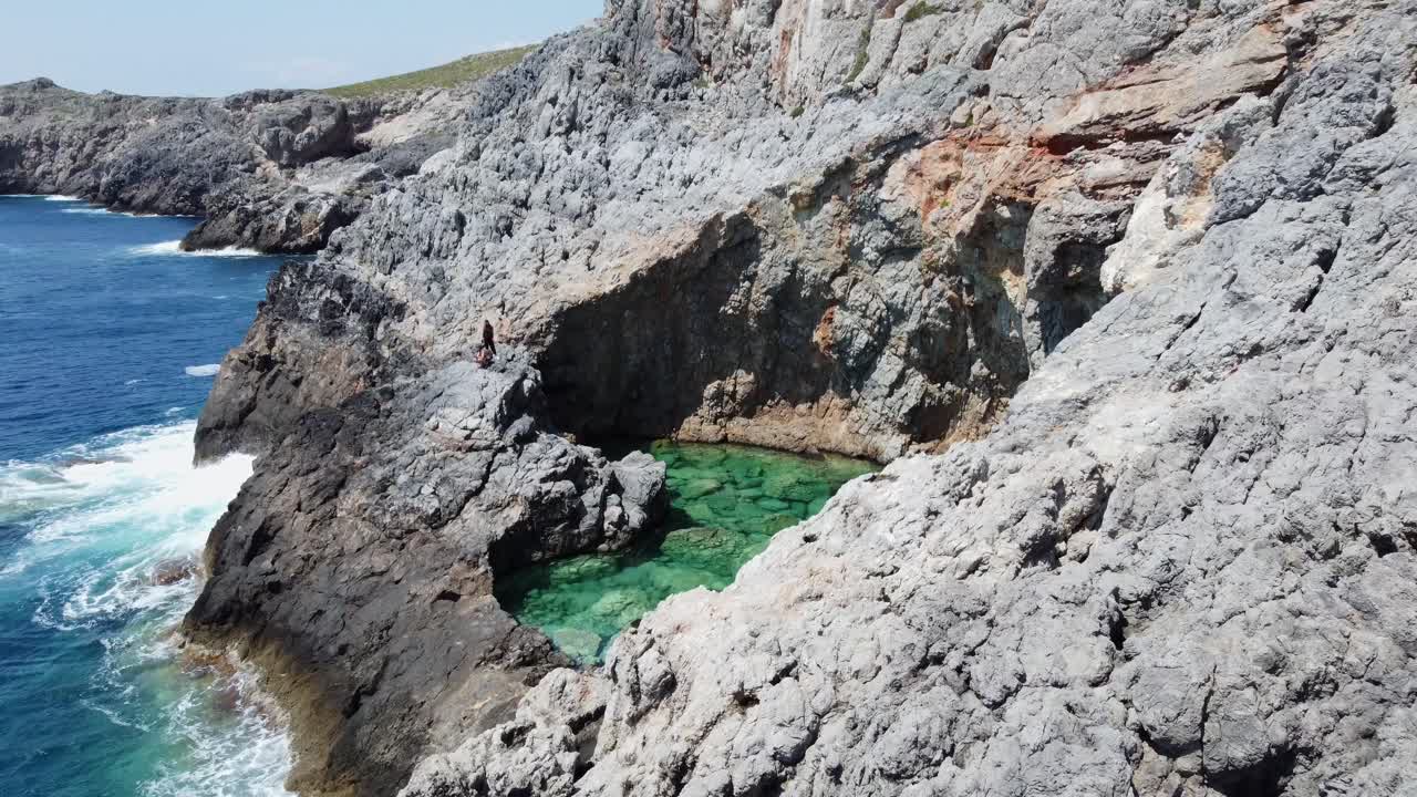 그리스 의 키티라 섬 해변 의 드론 영상