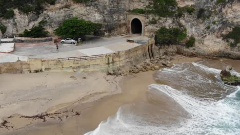 Imágenes-Aéreas-En-Cámara-Lenta-Flotando-Sobre-Una-Playa