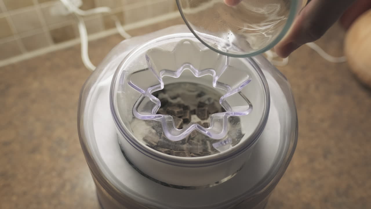 직접 만든 바닐라 아이스크림에 초콜릿 칩을 붓는 핸드헬드 샷