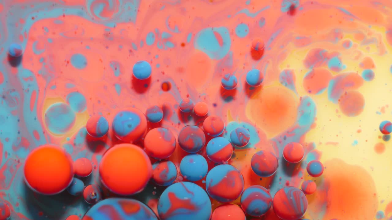 느린 움직임 밝은 파스텔 색상 거품 기름 아름다운 우유 페인트 반이는 색상 다채로운 움직임 가까이. 아크릴 파란색 페인트. 환상적인 표면. 추상적인 다채로운 변환 중력.