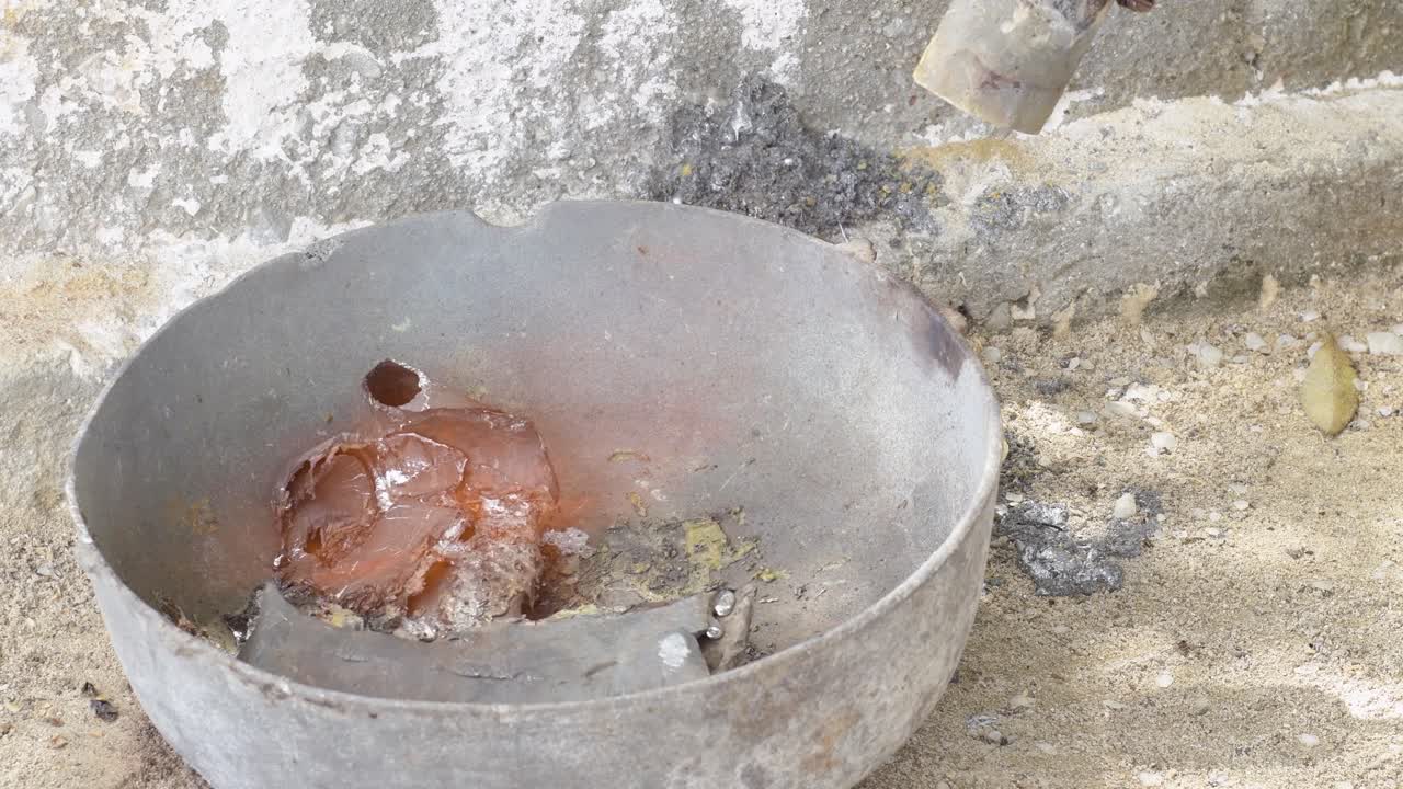 탁월한 을 비에 녹여 액체로 바꾸기 위해 공예 연소기를 사용합니다.