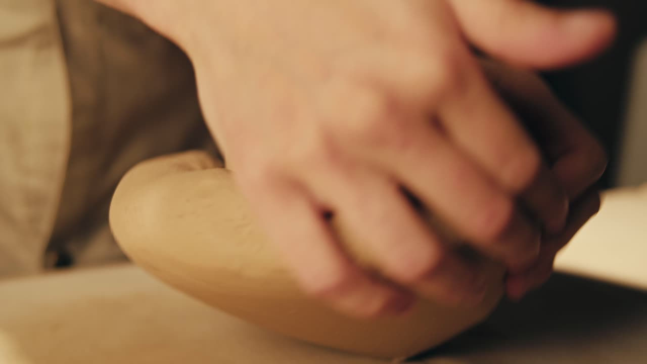 점토를 형성하는 손