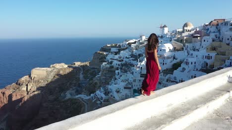 mujer turista en oia, santorini, grecia