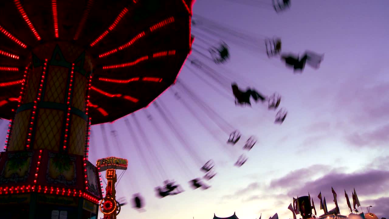 un tiovivo gira con jinetes contra el cielo 1