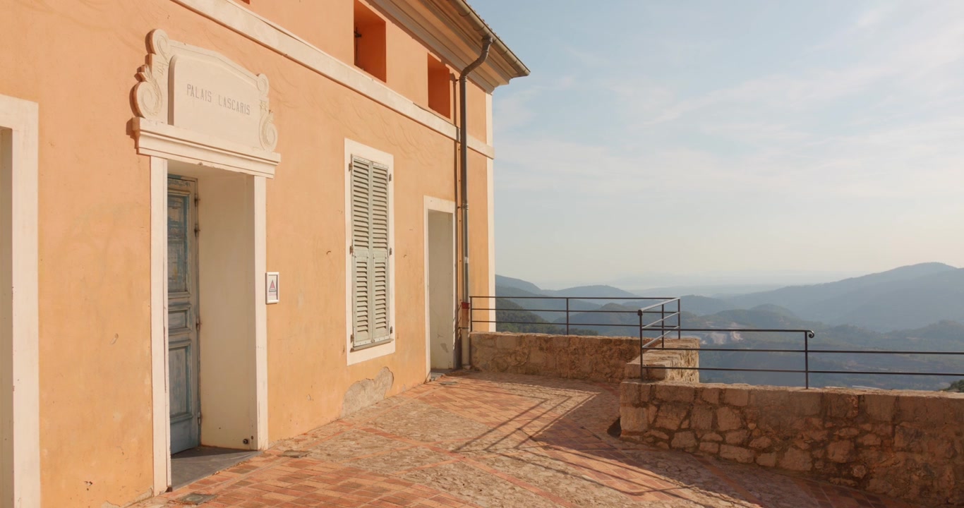 Palais Lascaris arroccato sul bordo di una scogliera nel borgo medievale collinare di Peille, nelle Alpi Marittime, Francia. Ripresa statica