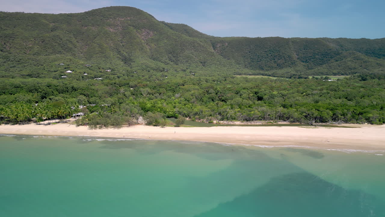 tomada de un avión no tripulado de una playa tropical australiana en queensland