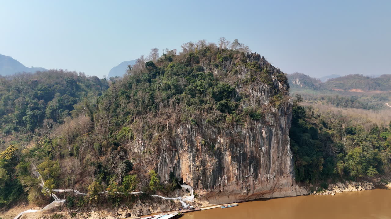 Quang cảnh từ drone trên không về dòng nước chảy qua những tảng đá vôi vào một hồ bơi tự nhiên màu ngọc lam tại thác Kuang Si, một trong những thác nước nổi tiếng nhất ở Lào.