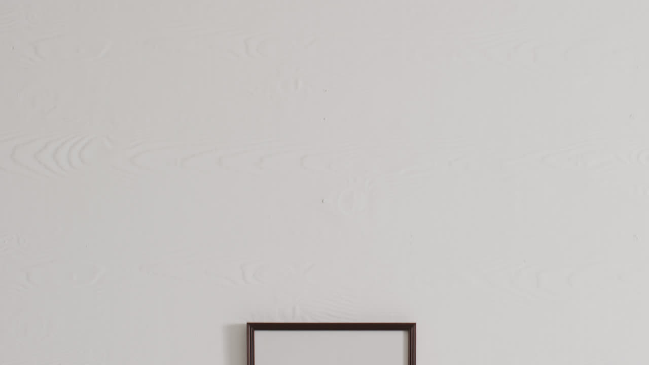 ⁇ 색 벽에  ⁇ 색 배경에 복사 공간이 있는 검은색 프레임