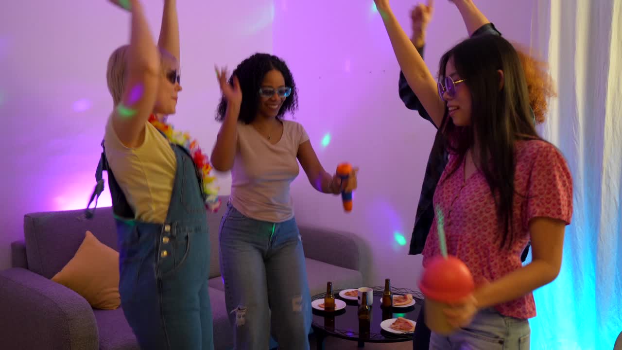 amigos divirtiéndose en una fiesta