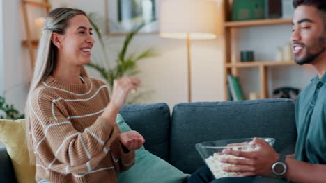 Paar-Auf-Sofa-Mit-Popcorn