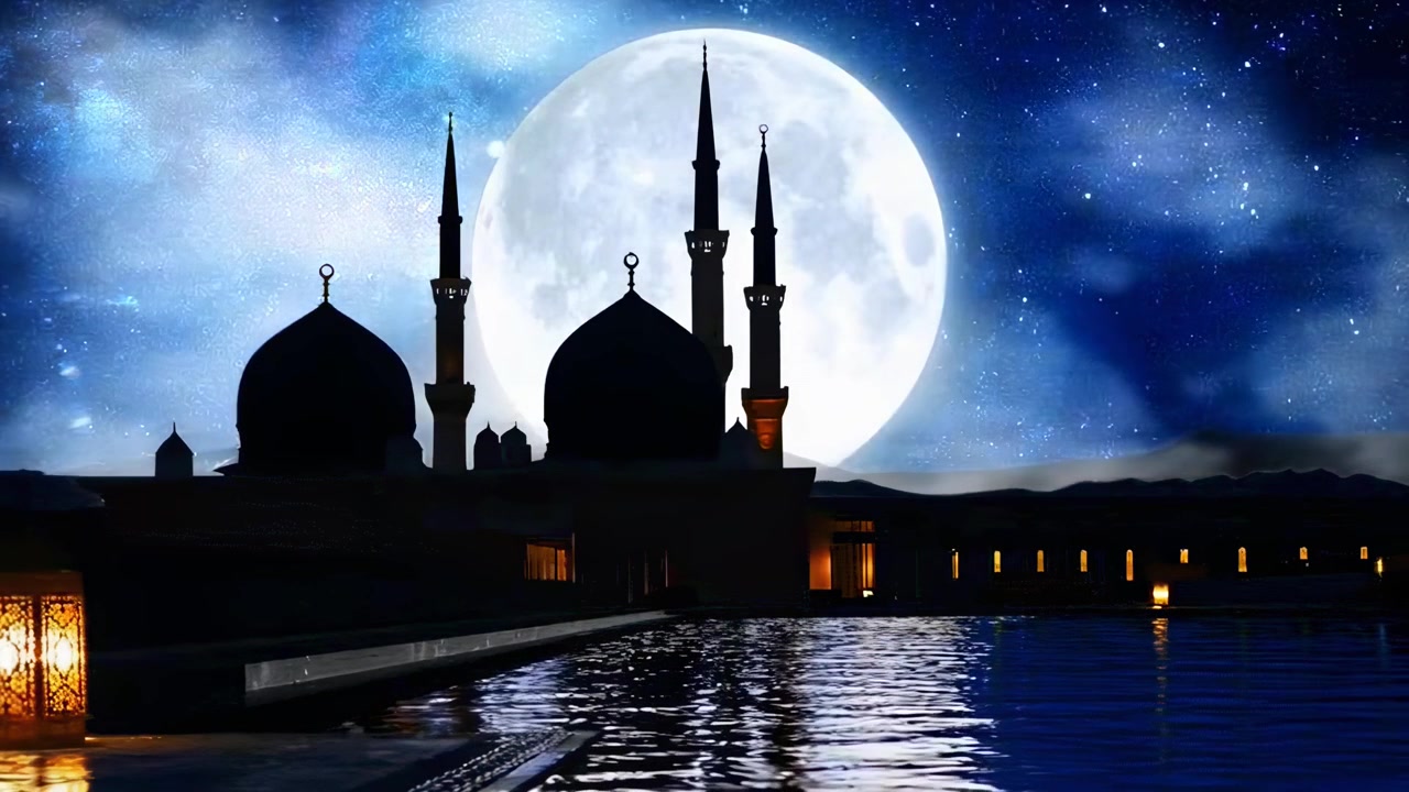 Dolunay ve Yıldızlı Gece Gökyüzünün Suya Yansıdığı Cami Silüeti