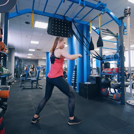 mujer en forma haciendo ejercicio en el gimnasio