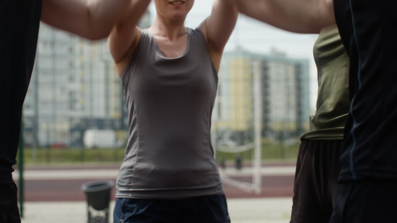 한 팀으로 손을 잡고 있는 친구들의 그룹