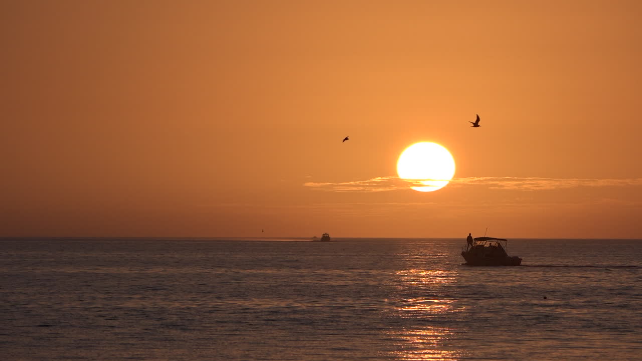 해질녘에 모터보트가 바다 위를 지나간다