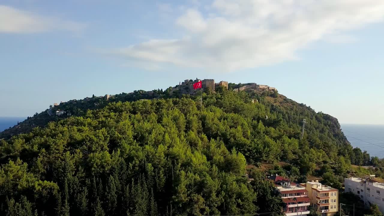 castillo turco en la cima de una colina con vista aérea