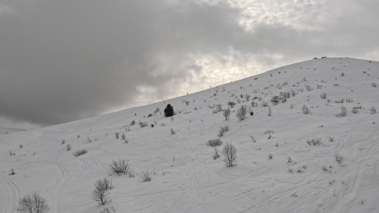 in the white mountain there is a heaven that makes me feel cold with ice