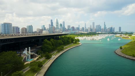 Vista-Aérea-De-Mccormick-Place,-Puerto-De-Burnham-Con-El-Horizonte-De-La-Ciudad-En-Segundo-Plano