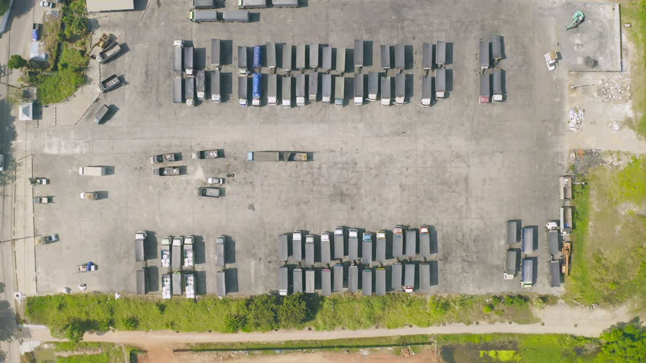 vista aérea de arriba de camiones estacionamiento de lotes de inventario fila en la fábrica de la industria, distribuidor de inventario de importación y exportación de negocios comerciales, automóviles y industria automotriz distribución transporte logístico