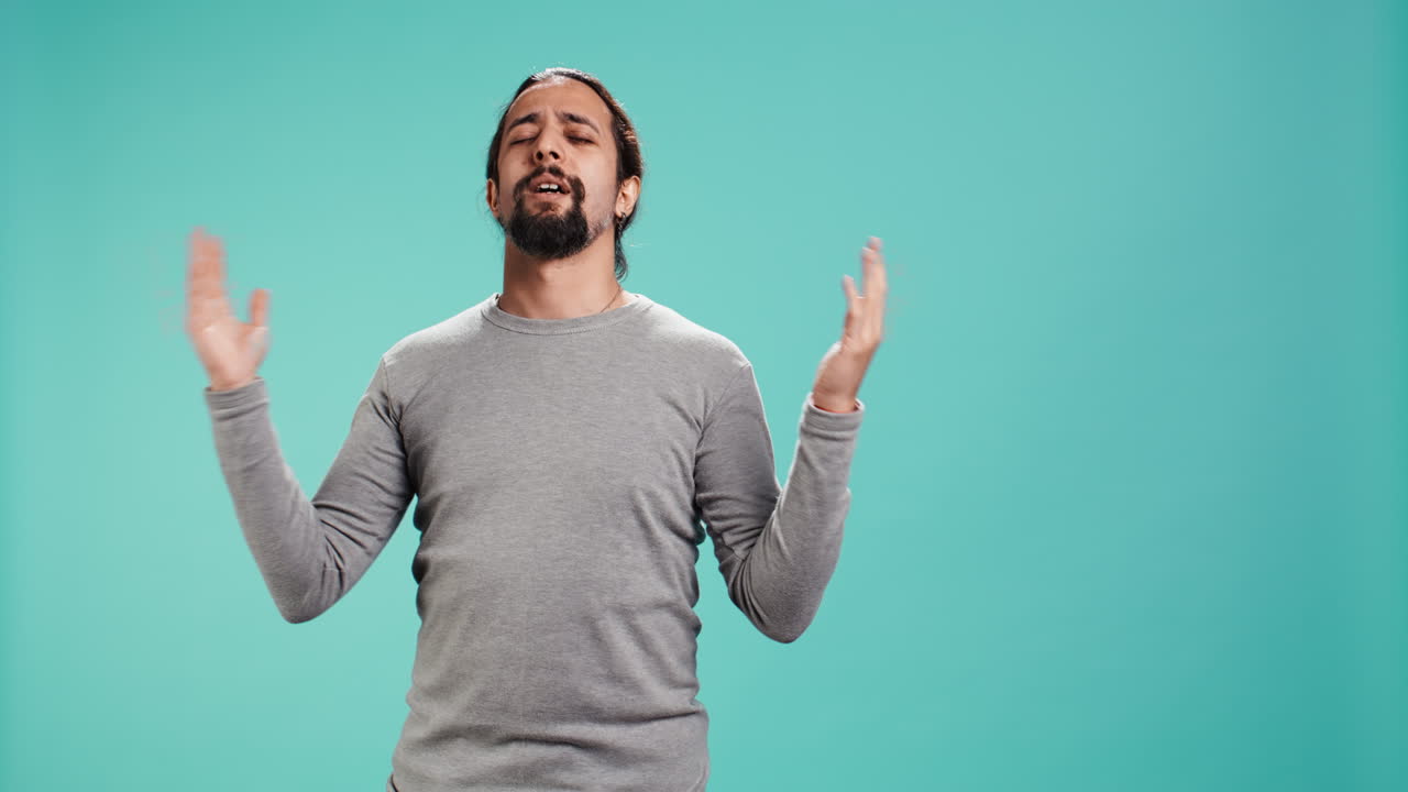 hombre espiritual haciendo adoración gestando con la mano, mirando hacia el cielo