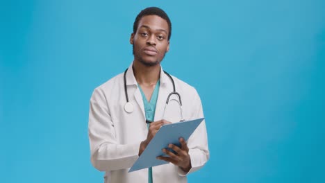 el médico escribiendo notas