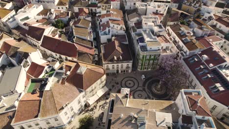 Vista-Aérea-De-Arriba-Hacia-Abajo-Plaza-Tradicional-Con-Calles-Estrechas-En-Lagos,-Algarve