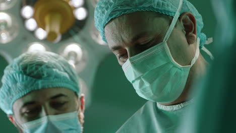 equipo quirúrgico que realiza la operación