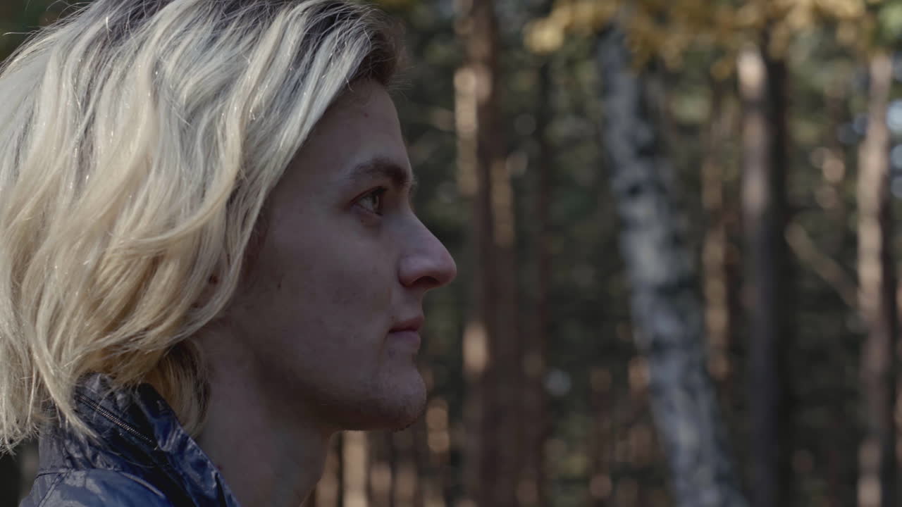 человек в лесу.