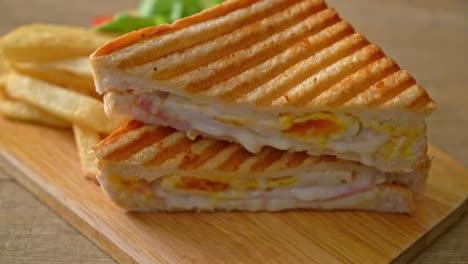 Schinken-Käse-Sandwich-Mit-Ei-Und-Pommes