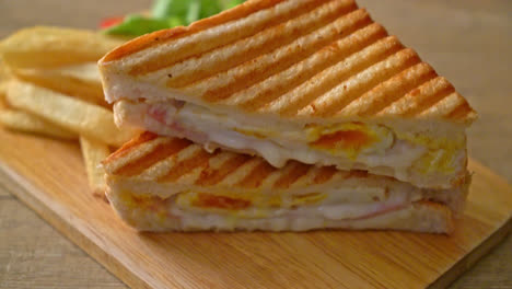 sándwich de jamón y queso con huevo y patatas fritas
