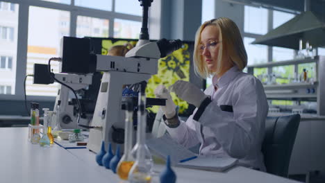 científica que utiliza el microscopio en el laboratorio