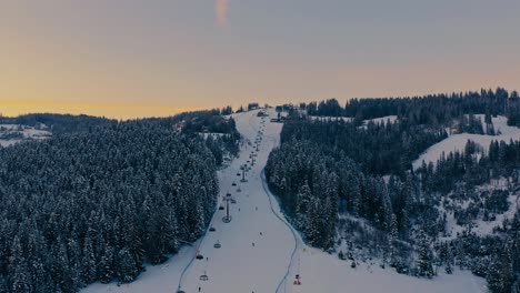 Wunderschöne-Drohnen-Luftaufnahme-Einer-Skipiste-Bei-Sonnenuntergang---Polen